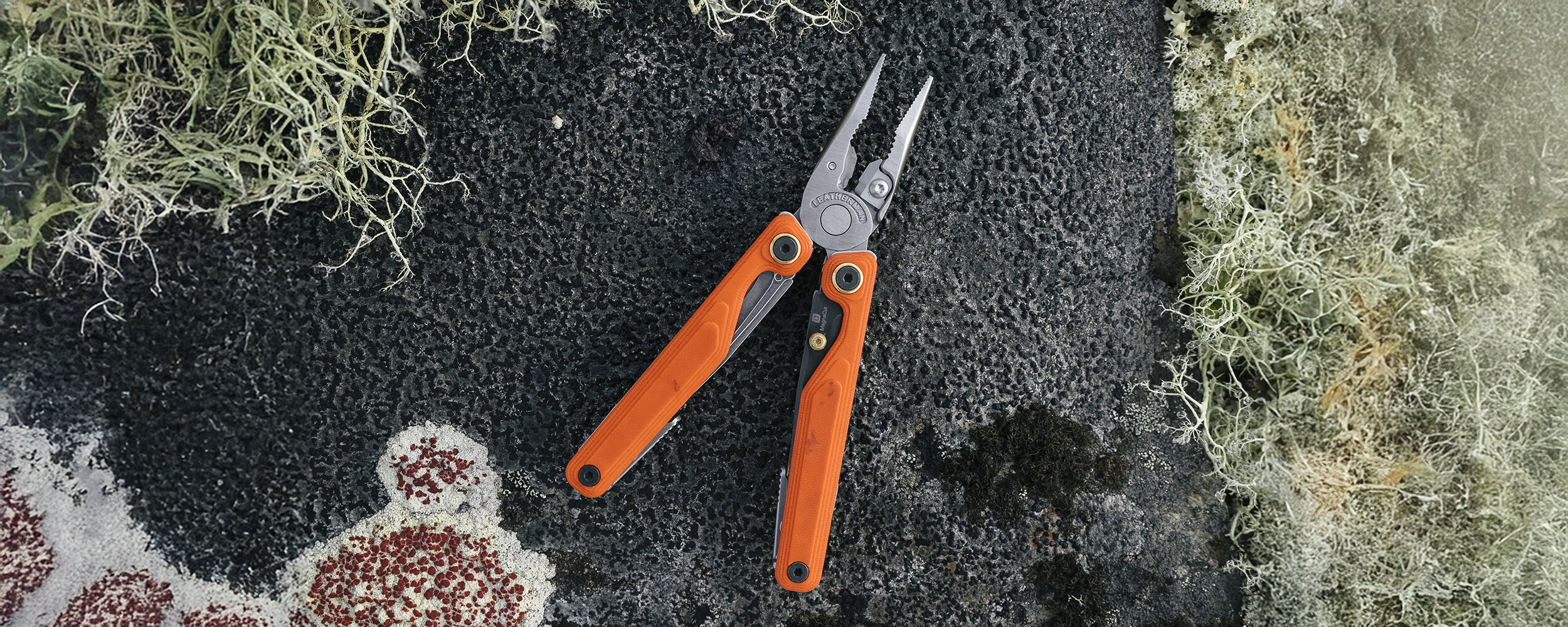 https://www.leathermanshop.no/pub_docs/files/LMEU_Outdoor_Hiking_WaveAlpha_Canyonland_2025_Y7A7214.jpg